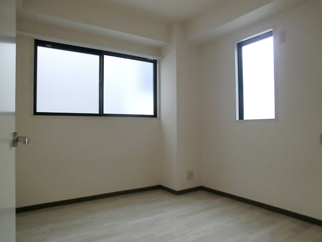 その他部屋・スペース　二面採光なので明るい居室です。