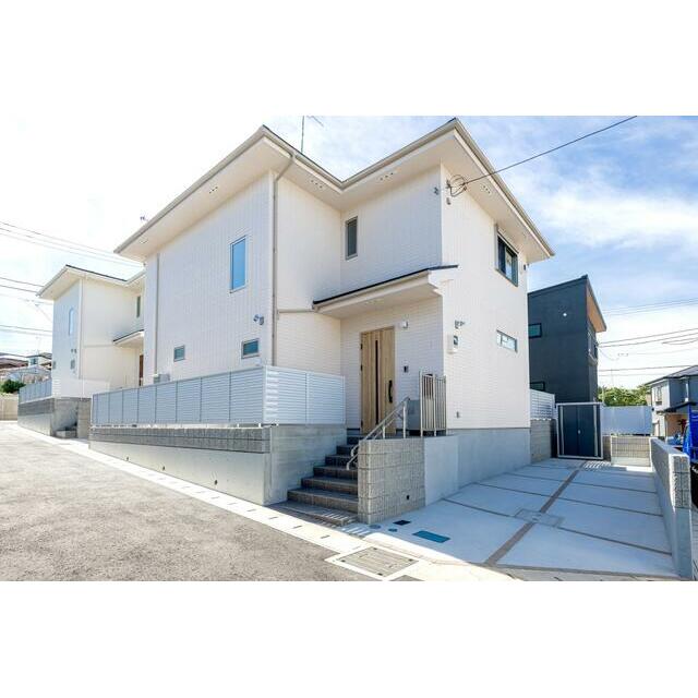 建物外観　堂々の築浅賃貸戸建て、駐車スペース２台あり（車種による）