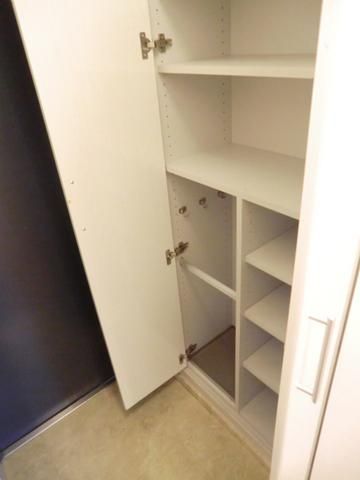 玄関　トールタイプのシューズＢＯＸ完備　明るい玄関