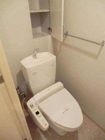 トイレ　収納完備のトイレ　ウォシュレット