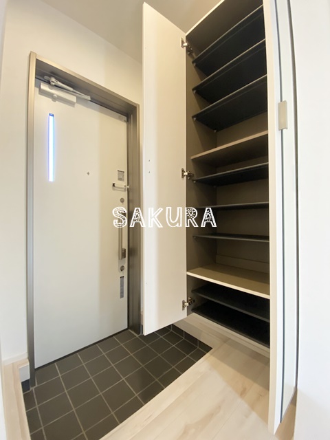 玄関　収納豊富なシューズボックスです♪