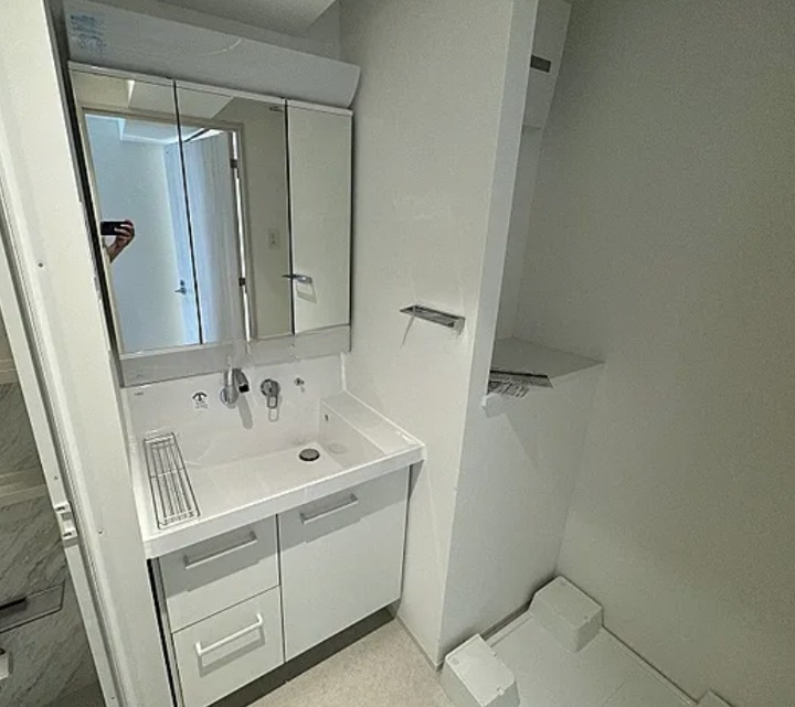 洗面設備　明るい洗面所です