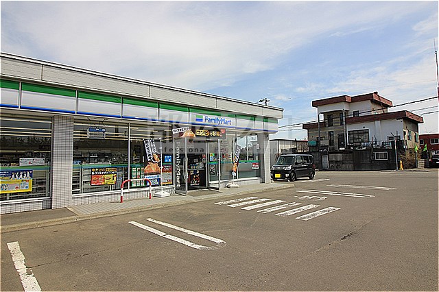 コンビニ　ファミリーマート札幌新川3条16丁目店（コンビニ）まで296m