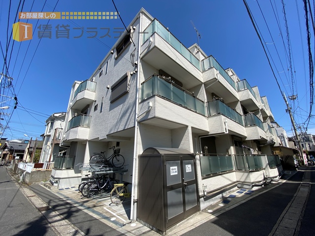 建物外観　白色の洗練された建物です。