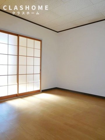 居室・リビング　同物件の別部屋になります。