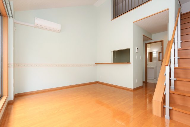 居室・リビング　参考写真（同物件別部屋）