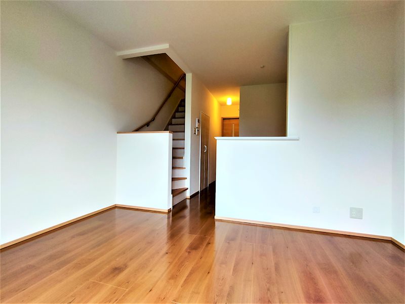 居室・リビング　約10帖のLDKは温かい陽の光が差し込みます。