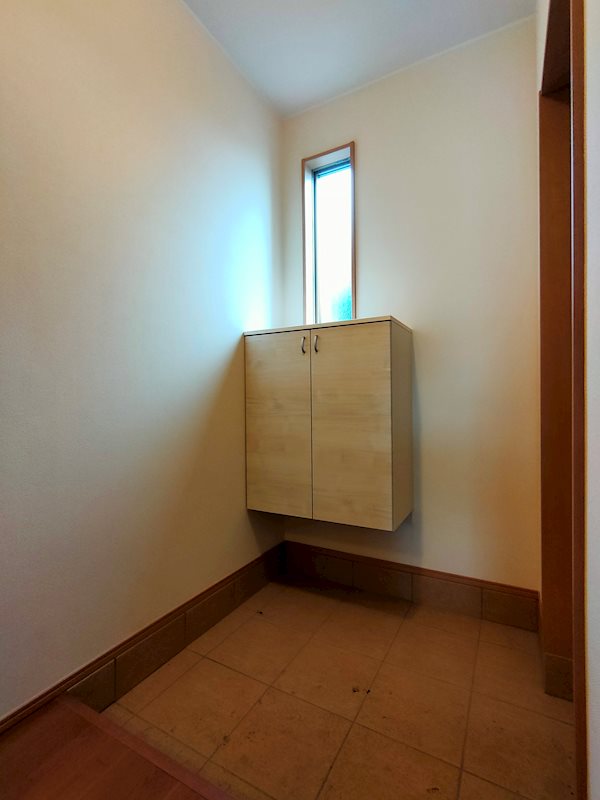 玄関　玄関にはたっぷり収納できる下駄箱です。