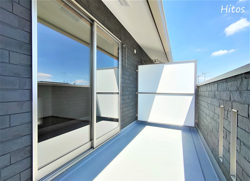 バルコニー　広々としたバルコニーは風通しも良さそうです。