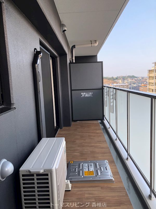 バルコニー　1，2号はホワイト、3，4号は写真のカラーとなります。