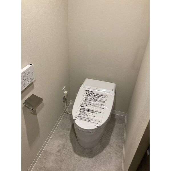 トイレ　落ち着いた色調のトイレです