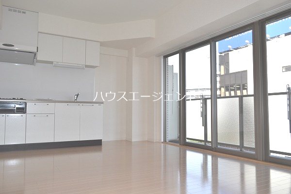 居室・リビング　南東向きのリビングです。