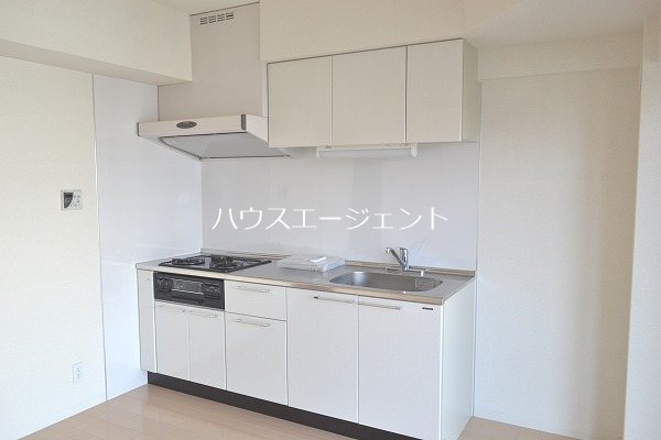 キッチン　3口ガスコンロ付きのキッチンです。