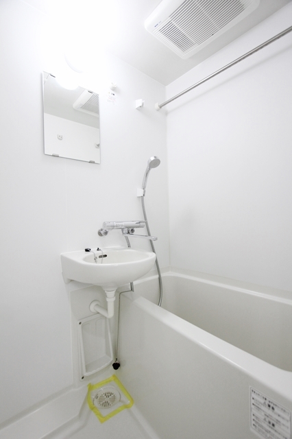 バス・シャワールーム　※同建物内・別タイプの参考写真です。