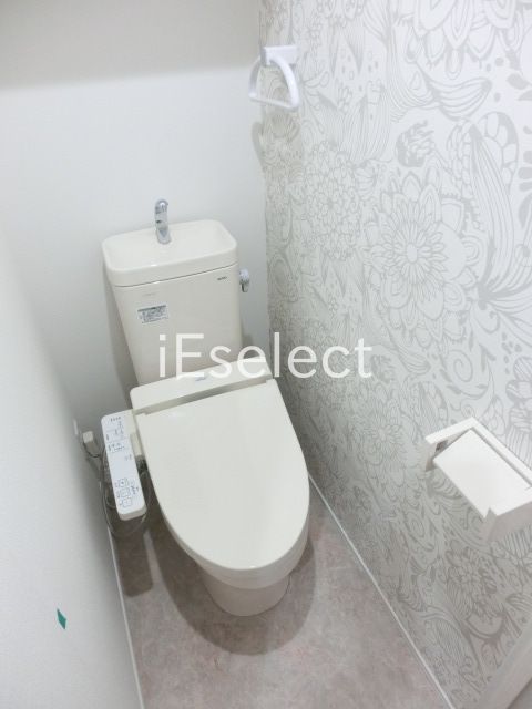 トイレ　アクセントクロスがオシャレですね