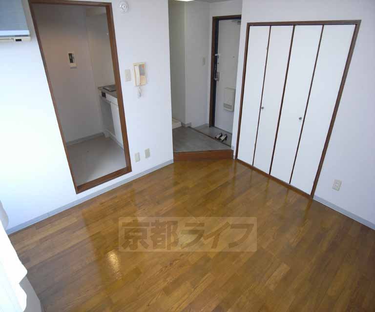 居室・リビング　変形コンパクトなお部屋です。