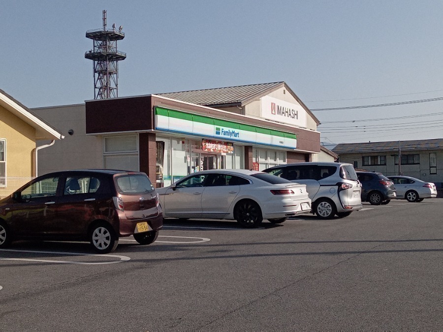 コンビニ　ファミリーマート甲府朝気店（コンビニ）まで524m
