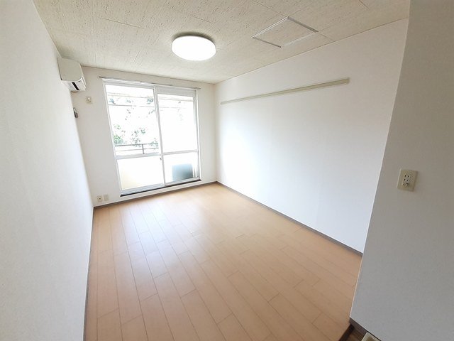 居室・リビング　こちらの居間で趣味の時間をお楽しみください