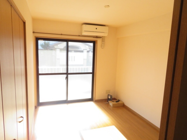 居室・リビング　写真は同建物内の１階別部屋の写真です。