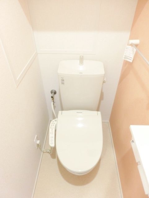 トイレ　いつも清潔に保てる温水洗浄便座トイレです