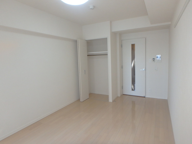 居室・リビング　お部屋からは江戸川の河川敷がチラリ。