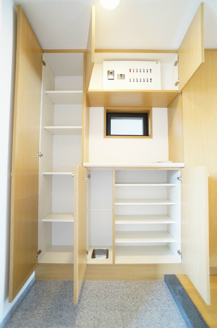 玄関　参考写真（同建物別部屋のものです）