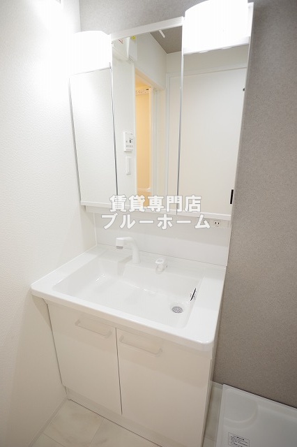 洗面設備　あると嬉しい三面鏡独立洗面台！