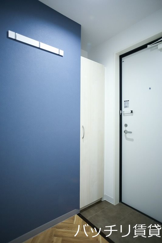 玄関　同建物の別号室の為現況優先
