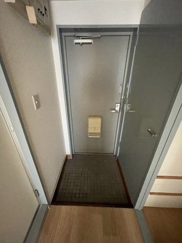 玄関　※写真は同じマンションの違う部屋のものになります。