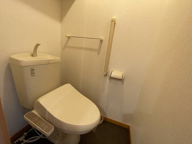 トイレ　温水洗浄便座付きのトイレです♪