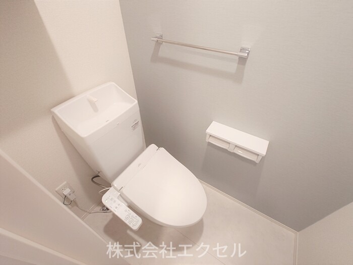 トイレ　温水洗浄便座です。