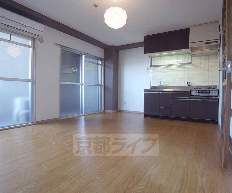 居室・リビング　きれいなフローリングで広いお部屋です・