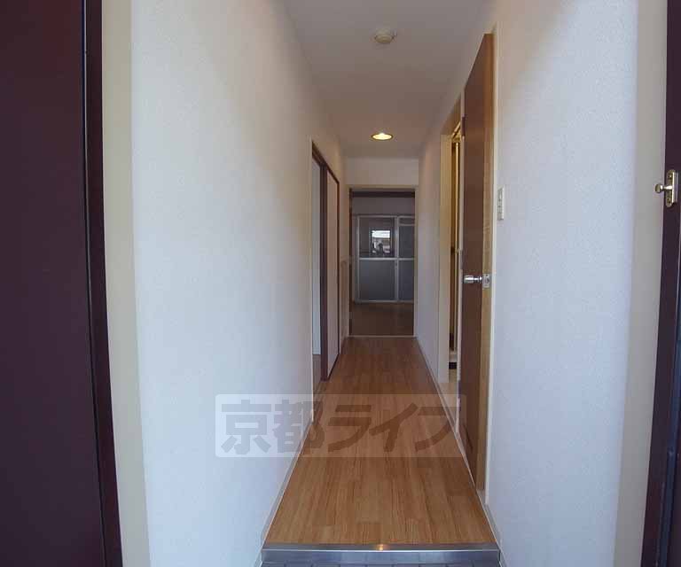 その他部屋・スペース　玄関からきれいな廊下に続きます・