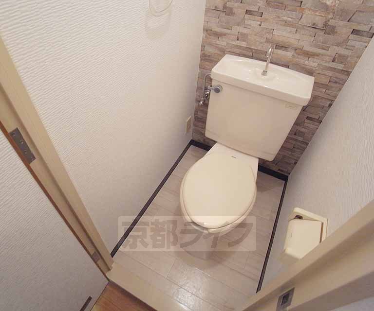 トイレ　オシャレな壁紙のトイレです・