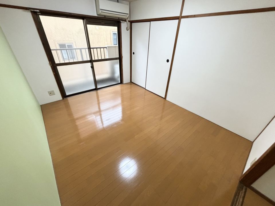 その他　エアコンが１台設備としてついています