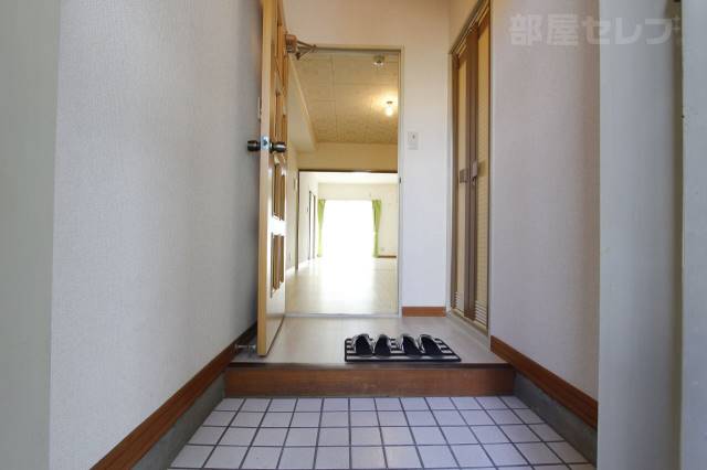 玄関　玄関から見ても明るいですね。モデル写真です。