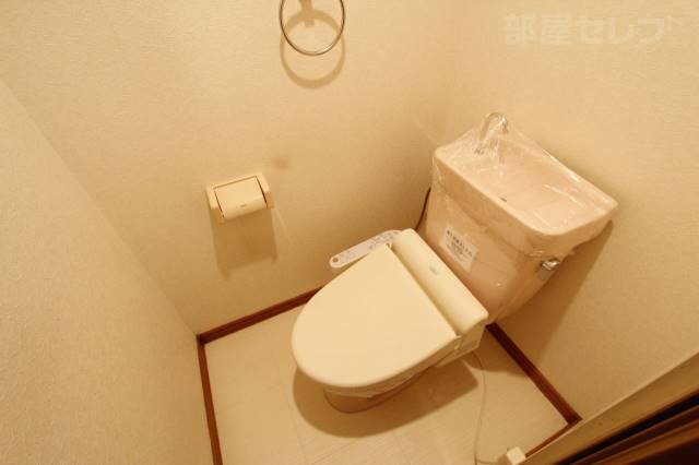 トイレ　ウォシュレット付きのトイレです。モデル写真です。