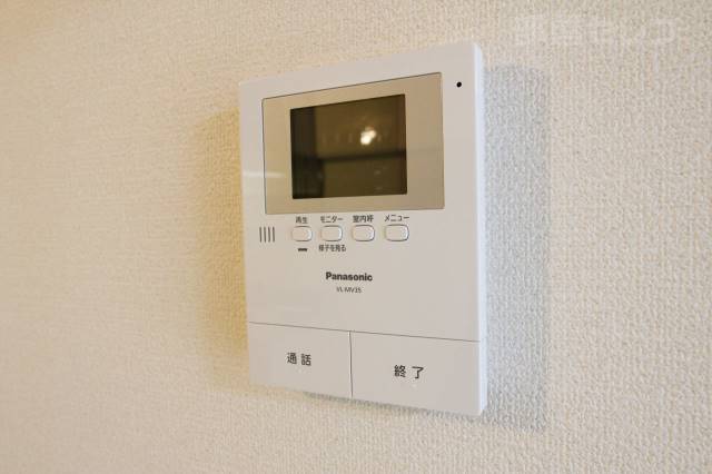 セキュリティ　コレで安心。ＴＶモニターホンです。モデル写真です。
