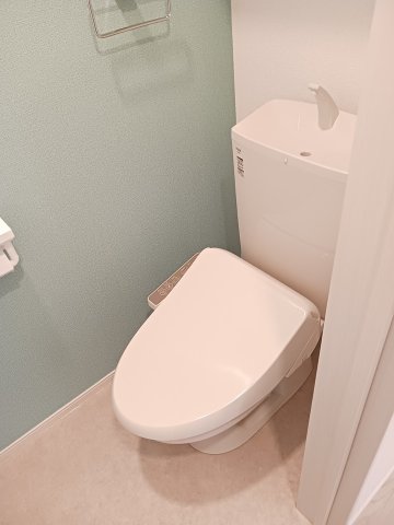 トイレ　落ち着いた色調のトイレです