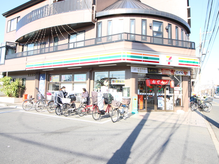 コンビニ　セブンイレブン（コンビニ）まで206m