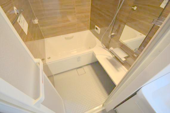 バス・シャワールーム　バスルームはトイレと別々で、広々としていますよ。