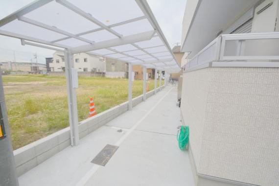 駐車場　敷地内にある駐輪場。雨の日にはうれしい屋根つきです。