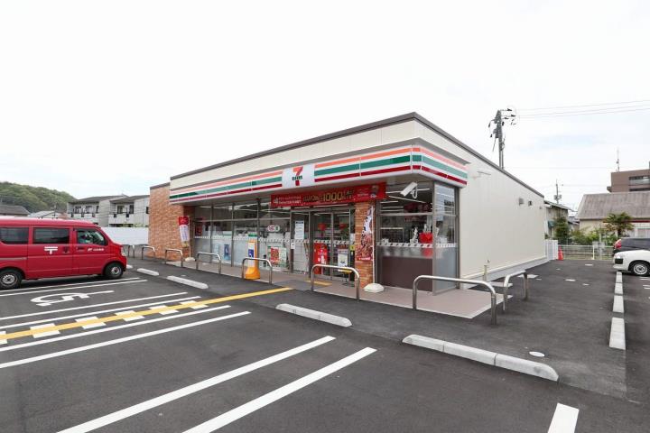 コンビニ　セブンイレブン（コンビニ）まで932m