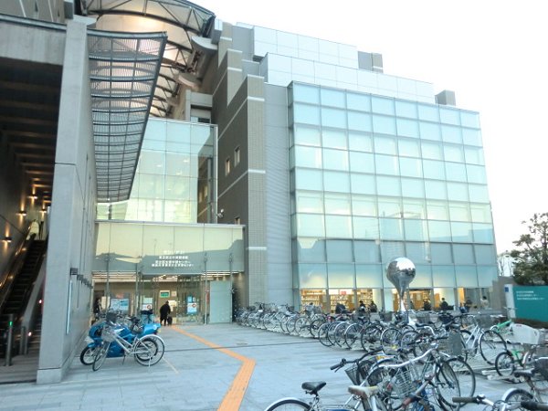 図書館　学びピア（図書館）まで890m