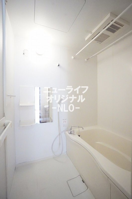 バス・シャワールーム　浴室乾燥機付で雨の日や夜間に洗濯する方にもおすすめです。