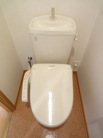トイレ　落ち着いた色調のトイレです