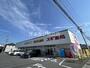 ドラックストア　スギ薬局梅坪店（ドラッグストア）まで526m