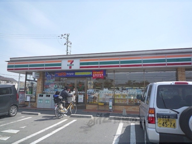 コンビニ　セブンイレブン栗東綣店（コンビニ）まで900m