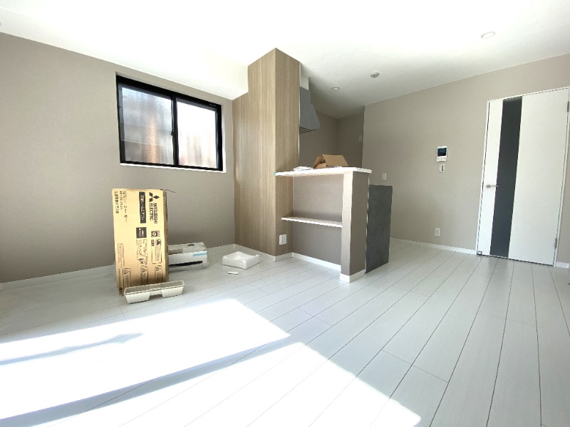 居室・リビング　工事の荷物はありますが、とても住みやすいお部屋です！