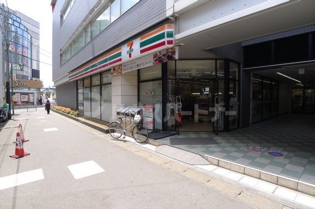 コンビニ　セブンイレブン松戸八柱駅前店（コンビニ）まで180m